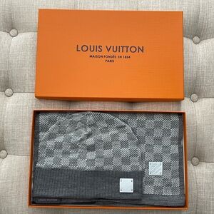 Gray Knit Scarf and beanie gift set (5ft 7in) Sarf